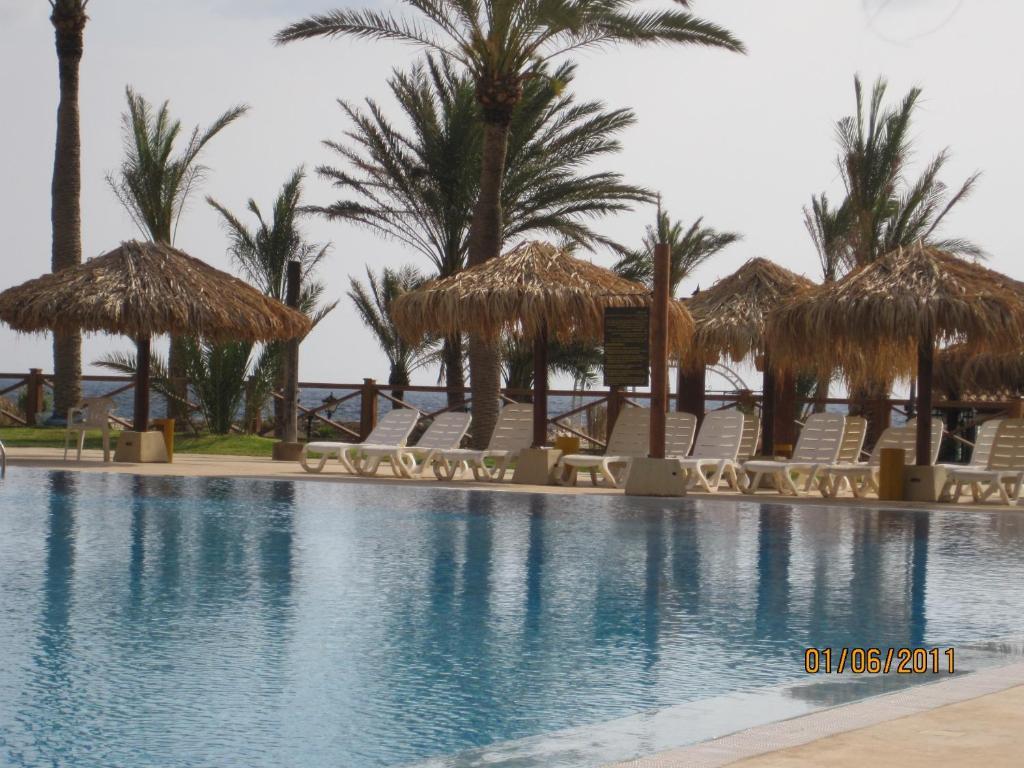 Sawary Beach Hotel Батрун Екстер'єр фото