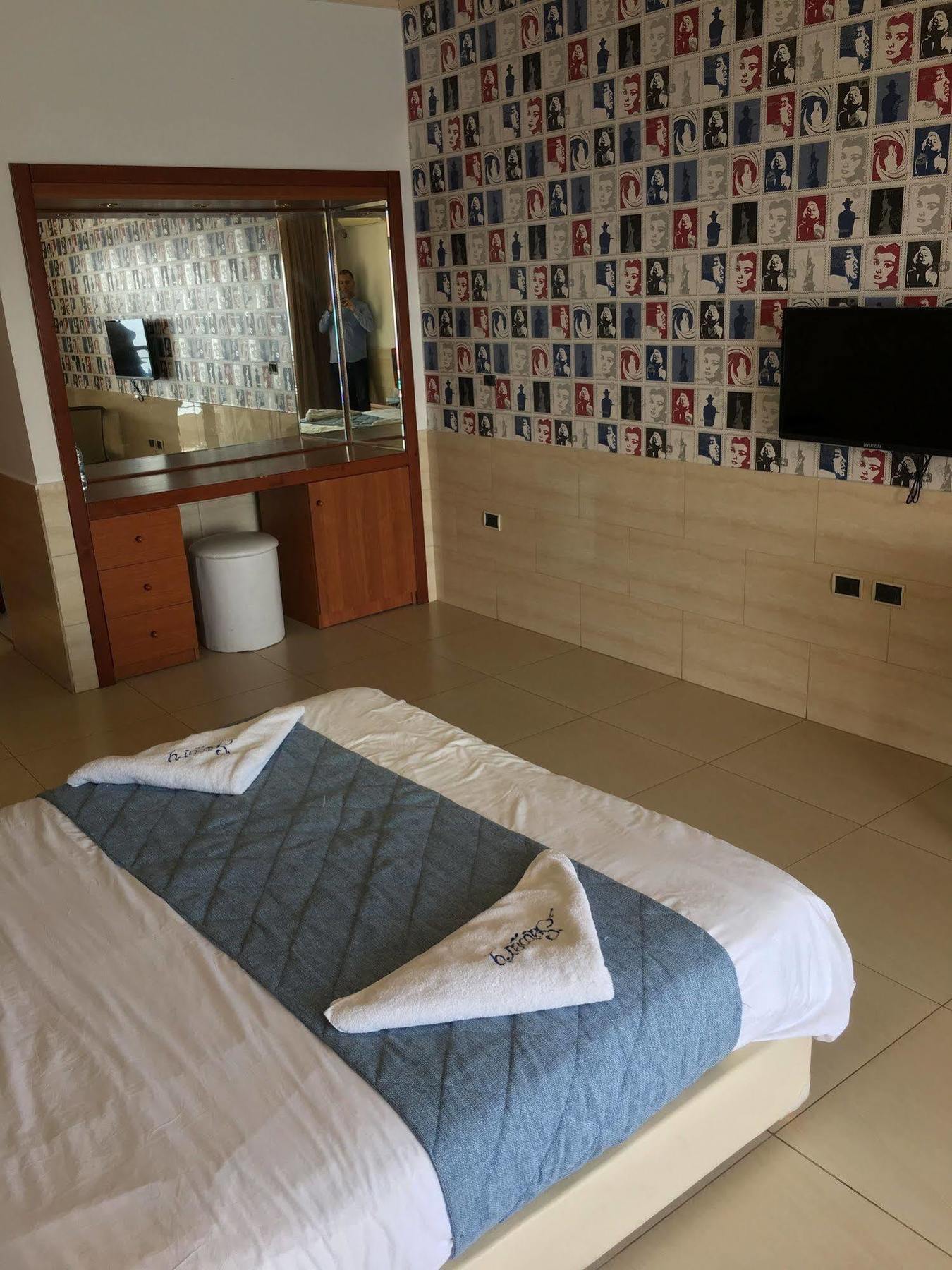 Sawary Beach Hotel Батрун Екстер'єр фото