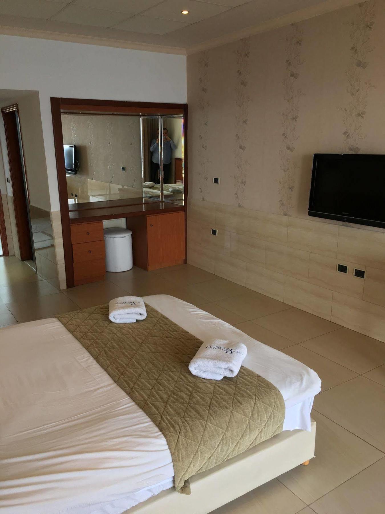 Sawary Beach Hotel Батрун Екстер'єр фото