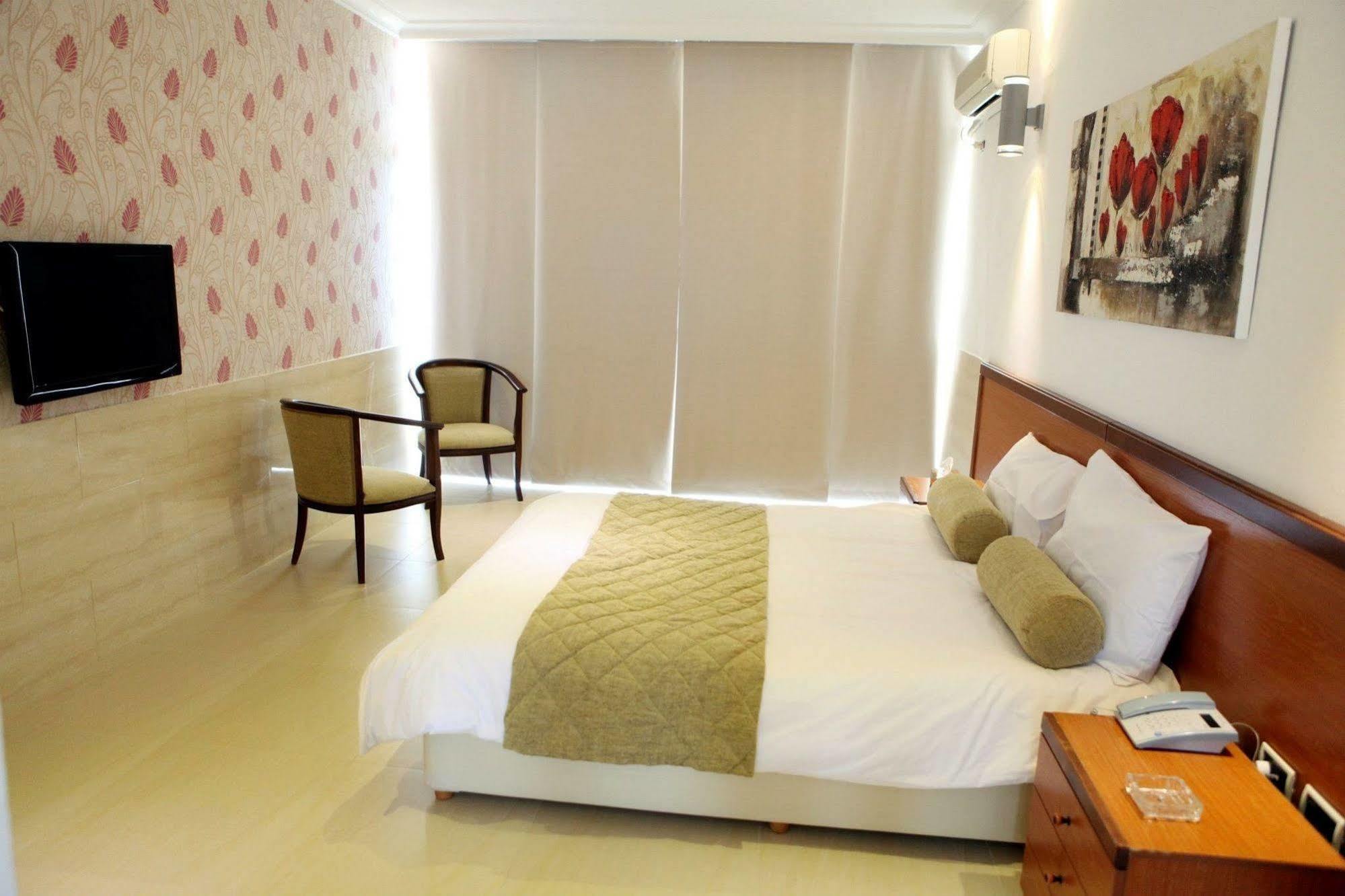 Sawary Beach Hotel Батрун Екстер'єр фото